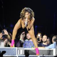 Rihanna performs live at The O2 Arena as part of her 'Rated R' tour - Photos | Picture 95672